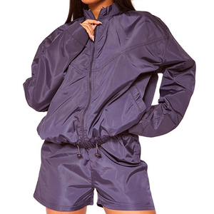 Ensemble de survêtement de luxe pour femme : veste coupe-vent à manches raglan courtes et pantalon, avec veste zippée coupe-vent et haut court - Product Image 1
