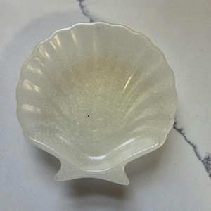 Assiette ronde artistique en résine ILAHI avec motif simple – Durable pour le service, les cadeaux et la décoration intérieure multi-occasions - Product Image 6