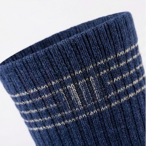 Chaussettes pour hommes à motif géométrique, tricotées, respirantes, en coton, polyester et élasthanne, style classique pour l'automne - Product Image 4