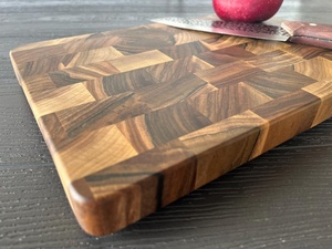 Tabla de cortar rectangular de madera con diseño de agarre fácil - Product Image 2