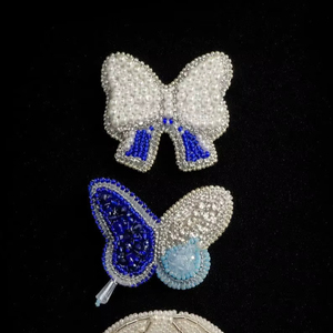 Encantador broche de árbol bordado con cuentas, pin de lujo con cuentas de semillas, broche bordado con cuentas hecho a mano por glowin fashion - Product Image 1