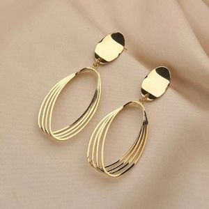 Pendientes de metal tradicionales con elegante artesanía, ideales para bodas indias, celebraciones festivas y culturales. - Product Image 2