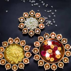 Juego de 3 Lámparas de Aceite Metálicas de Alta Demanda con Centro Floral Hecho a Mano para Actividades Religiosas - Product Image 1