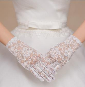 Gants de mariée sans doigts en dentelle avec appliques de strass et perles, 100 % polyester, collection 2019 - Product Image 4