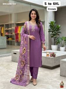 Seda romana de alta calidad con trabajo artesanal Khatli y bordados en el puño y el borde de las mangas, Kurti-Pantalón-Dupatta con flores, exportador indio. - Product Image 4