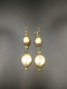 Pendientes de aro chapados en oro vintage de Amaira Jewels con perlas de imitación, joyería de moda de aleación, pendientes geométricos de regalo para mujer. - Product Image 1