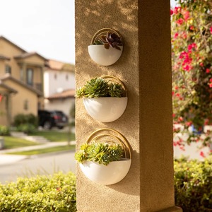 Macetas Modernas de Cerámica para Colgar en la Pared con Diseño de Anillo Dorado para Uso en Interiores y Exteriores - Product Image 1