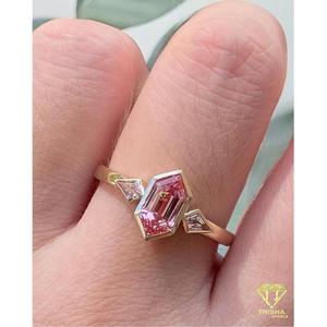 Anillo de Moissanita Rosa de Lujo con Corte Hexagonal y Piedras Laterales Geométricas, Engaste en Oro, Joyería Elegante de Moda para Mujer, Regalo - Product Image 3