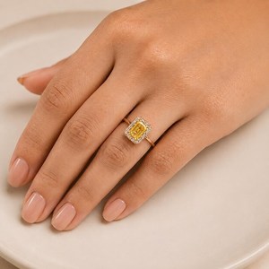 Bague de fiançailles solitaire en or massif 10k 14k 18k avec diamant de laboratoire taille émeraude, design halo et serti pavé d'accentuations de diamants de laboratoire - Product Image 6