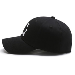 Casquette de baseball noire à 6 panneaux avec logo brodé blanc sur le panneau avant, ajustement réglable, style décontracté unisexe, matière en coton. - Product Image 1