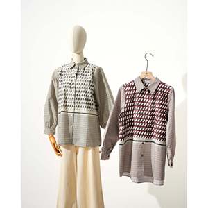 Blusa con Estampado Geométrico Solare para Mujer, Camisa Elegante con Estampado Inspirado en el Sol - Product Image 4