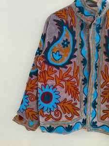 Chaqueta Exclusiva de Terciopelo Suzani Bordada a Mano: Abrigo Estilo Indio Hecho a Mano, Túnica Nupcial Boho, Chaqueta para Festivales, Regalo para Ella - Product Image 3