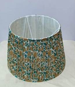 Abat-jour plissé Empire très demandé en tissu lin Anna pour lampe de chevet ou de bureau, avec douilles E27 et anneaux de fixation inférieurs. - Product Image 3