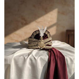 Turban de marié en velours bordeaux royal brodé avec des motifs de paon dorés Kalgi et Zardosi - Product Image 3