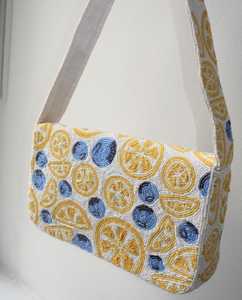 Sac à bandoulière artisanal en perles de verre avec motif floral, impression numérique, bordure orange, forme personnalisée, fleurs roses et feuilles vertes, idéal pour les voyages - Product Image 2