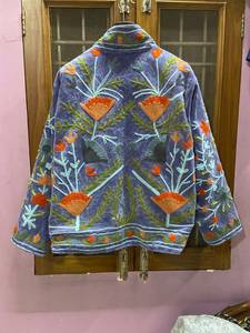 Veste en velours brodée à la main Suzani, col montant, motif floral, manches longues, manteau d'automne pour femme, longueur courte, vente en gros - Product Image 2