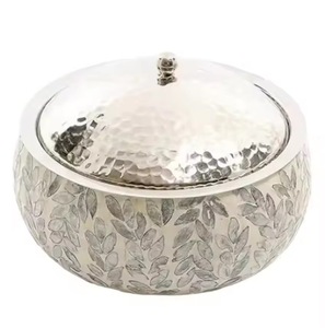 Recipiente Decorativo de Metal con Tapa, Diseño Floral en Relieve, Contenedor para Servir, Organizador Elegante para Decoración del Hogar - Product Image 1