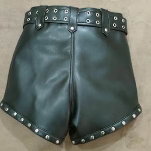 Shorts de Cuero con Tachuelas, Cintura Alta, Estilo Gótico, con Cordones Delanteros y Detalles de Remaches, Color Negro - Product Image 5