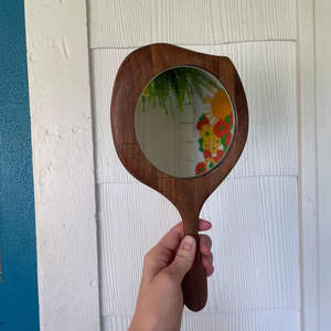 Miroir à main décoratif en bois, cadre à grain naturel, poignée lisse, accessoire de beauté pour le maquillage - Product Image 1