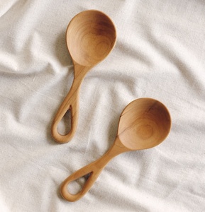 Ensemble de cuillères en bois classiques à manche en boucle, finition lisse, durables, résistantes à la chaleur, idéales pour servir, remuer et pour cuisines modernes élégantes - Product Image 1