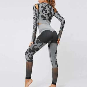 Conjunto de yoga de camuflaje para mujer: leggings de cintura alta, sujetador deportivo a juego, top de manga larga con malla y corte, ropa deportiva de dos piezas para entrenamiento. - Product Image 3