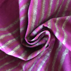 ผ้าฝ้ายพิมพ์ลายด้วยมือพร้อมลายเส้นแนวตั้งสีเมทัลลิก |   ขายส่งสิ่งทอแบบอินเดียสำหรับเทศกาล - Product Image 2