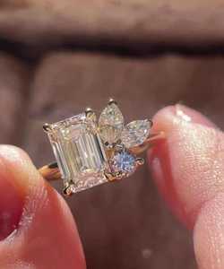 Anillo de Diamantes con Esmeralda Cultivada en Laboratorio, Corte Esmeralda con Diamantes en Formas Múltiples, Anillo de Compromiso para Mujer, Regalo con Joyería de Oro Amarillo de 14k - Product Image 1