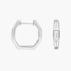 Boucles d'oreilles Huggie en or blanc avec diamants de laboratoire taille baguette - Product Image 4