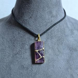 จี้เพชรพลอยอะเมทิสต์ทรงกลมประดับด้วยเทคนิคคินสึจิ งานแฮนด์เมดจาก NIKHIL GEMS เงินแท้ 925 ชุบทอง ดีไซน์วินเทจ เหมาะสำหรับเป็นเครื่องประดับหมั้น ได้รับการรับรองจากผู้ตรวจสอบอิสระ - Product Image 1