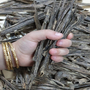 Incienso de Agarwood Sallah - Aroma Amaderado y a Té, Estilo Árabe Natural, Tamaño Regular - Product Image 1