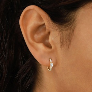 Pendiente de aro tipo huggie individual de oro de 18k con diamantes y piedras mixtas de corte baguette, esmeralda, redondo y marquesa, joyería fina minimalista - Product Image 2