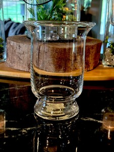 Ensemble de 2 vases à fleurs en verre transparent Art Déco moderne pour la décoration de table de la Saint-Valentin avec bord évasé et base sur pied - Product Image 2