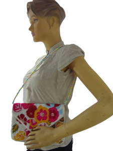 Pochette de soirée colorée faite à la main en satin brodée de perles florales avec chaînes, sac à bandoulière pour femme avec rabat - Product Image 2