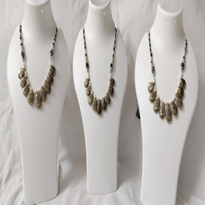 Collar de Pirita Dorada con Gemas de Cristal, Grabado en Plata Electrochapada con Diseño de Mascota, Estilo Artístico - Product Image 4