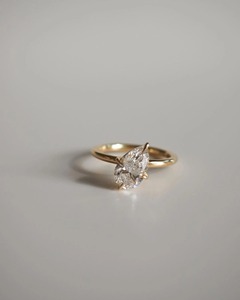 แหวนเพชรเม็ดเดี่ยวทรงลูกแพร์ 2 กะรัต เพชรสร้างในห้องปฏิบัติการ ตัวเรือนทองคำขาว 14K ประดับเพชรแบบเข็มกลัด ดีไซน์หรูหรา เหมาะสำหรับแหวนหมั้นและแหวนแต่งงาน - Product Image 2