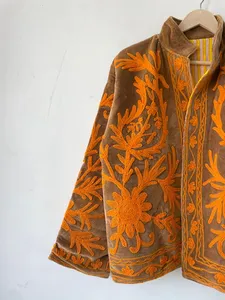 Chaqueta de Terciopelo Marrón Bordada a Mano con Hilo Floral Naranja Vibrante, Diseño Artesanal, Estilo Boho Chic, Ropa de Invierno para Mujer - Product Image 6