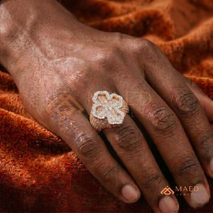 Bague Croix Homme Plaqué Or Rose 18K Sertie de Moissanite Baguette Effet Diamant, Style Hip Hop, Bijou Bling Doré - Product Image 4