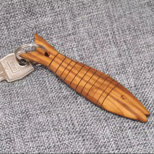 Peces de madera móviles en llavero - Product Image 1