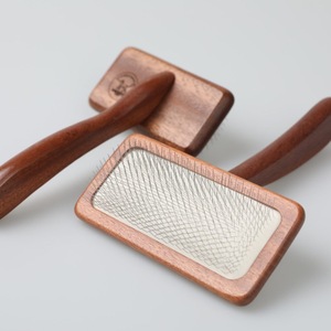 Brosse lissante en bois pour animaux de compagnie, brosse à poils pour animaux, soin du pelage, confort pour animaux, hygiène pour les propriétaires d'animaux, bienfaits de la brosse de toilettage pour animaux - Product Image 3