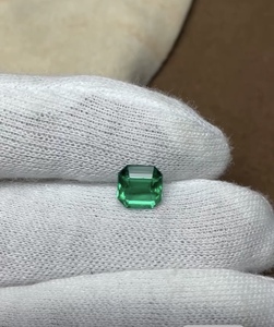 พลอยมรกตสีเขียวสดใสทรงแปดเหลี่ยมคุณภาพสูง น้ำหนัก 1.70 กะรัต สำหรับทำเครื่องประดับ - Product Image 3