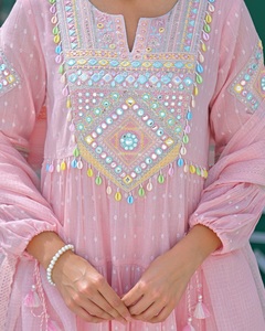 Salwar Kameez de Algodón Blanco con Dupatta Bordada, Conjunto Informal Tradicional Indio Pakistaní para Mujer - Product Image 6