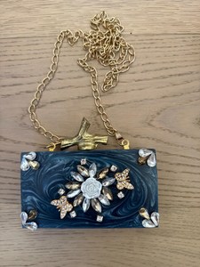 Pochette de soirée artisanale en résine de marbre bleu écologique avec chaîne dorée |   Modèle orné de cristaux floraux - Product Image 5