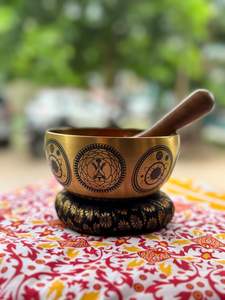 Bol chantant de guérison sonore en métal artisanal avec mallette et coussin, idéal pour la méditation, la pleine conscience et le nettoyage des chakras, en gros - Product Image 6