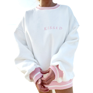 Sweat-shirt blanc à capuche pour femme avec appliqué graphique multicolore, manches longues, style streetwear décontracté, hauts d'hiver en gros - Product Image 4