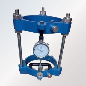Compresómetro longitudinal con manómetro para pruebas de deformación y tensión de cilindros - Product Image 1
