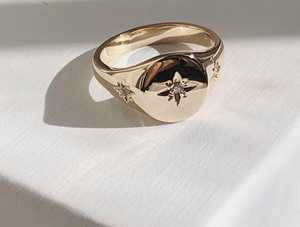 แหวนตราประทับเพชรทรงกลมเพาะเลี้ยงในห้องปฏิบัติการ ดีไซน์ดาว 14K ทองคำแท้ 11x10 มม. แบบมินิมอล สลักลายได้ ใช้ได้ทุกวัน แหวนวงเล็ก - Product Image 4