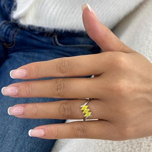 Bague à trois pierres en moissanite jaune fantaisie, argent 925, cadeau élégant pour un anniversaire, surprise pour votre partenaire - Product Image 2