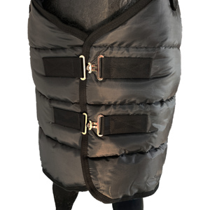 BRAND ZONE Manta de Invierno para Caballo de Forro Polar Impermeable Personalizada con 2 Correas para las Patas - Diseño de Cuello Estándar - Product Image 3