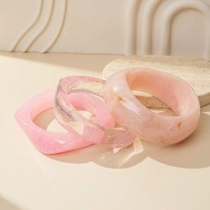 Brazaletes de Resina Hechos a Mano Belladec Premium, Color Rosa Claro Cristalino, Geométricos, Elegantes, para Fiestas - Product Image 6