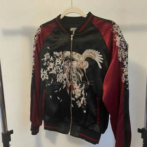 Veste Sukajan élégante pour homme, tissu satiné lisse, légère et confortable, style streetwear. - Product Image 3